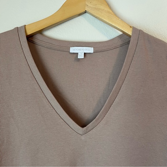 Beyond Yoga Take The Plunge V-Neck Ribbed Tee Shirt Chai - Picture 2 of 5